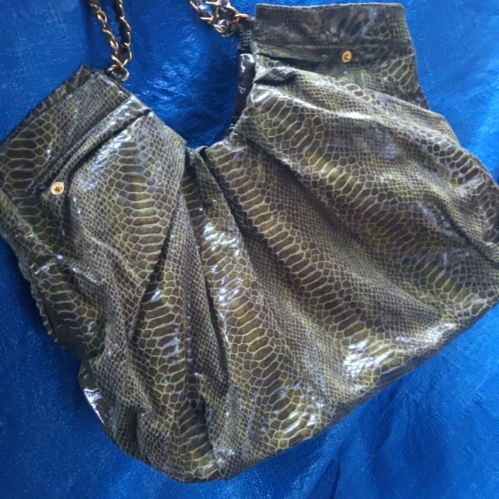 Snakeskin print shoulder bag.